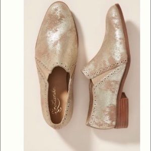 Anthropologie Liendo Seychelles Distressed Gold Metallic slip on shooties shoes